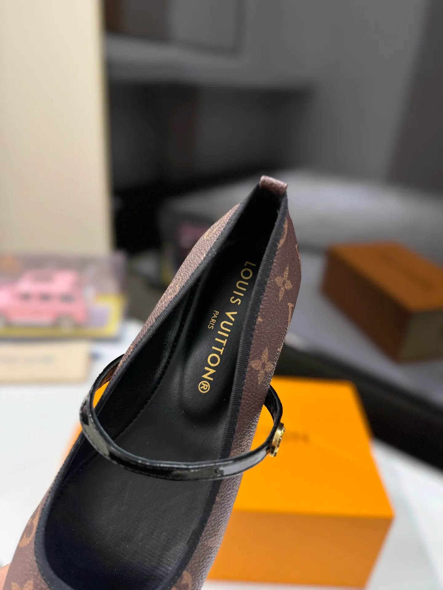 👟👟Ex-factory price 600👟👟 👟👟LV | Louis Vuitton 25𝐬𝐬 🧡💚2025 early spring new top version‼ ️The original version is the same. The counter specializes in the latest ROMY flat ballet shoes. Hard goods are new🆕 ❥Purchase level! Full of high-end feel! A popular model among bloggers at home and abroad, it’s retro and fashionable and looks amazing on your feet! Mainly recommended models on the official website★ ✅Upper: Highly customized denim/lambskin/presbyopia leather ✅Inner lining: imported sheepskin lining ✅Outsole: original Italian leather outsole ✅Shoe size: 35-39 (customized for 40, 41, 42) ✅Packaging: full set of exquisite packaging